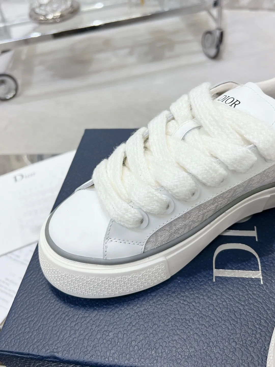 👟👟Ex-factory price 560👟👟 Women's shoe factory top version Dior B33 series! Casual sneakers for couples 👟 Purchased from the original, developed and made. Carefully crafted from Dior gray cow leather, decorated with tone-on-tone CD Diamond pattern canvas panels on the sides. The shoelace eyelets in the shape of CD Icon are clever and exquisite, and the two-color sole, tongue and heel are all decorated with special details, making it even more refined. It is a very casual and versatile shoe. 🔘Fabric: Original customized calfskin + Oblique floral fabric 🔘Inner: Customized breathable lining 🔘Outsole: Original molded T👟👟Ex-factory price U combination outsole 🔘Sole thickness: 3CM 🔘Number of sizes: Women’s size: 35-41 Men’s size: 38-46 (Female 41, Men’s 38, 46 customized are not returnable)